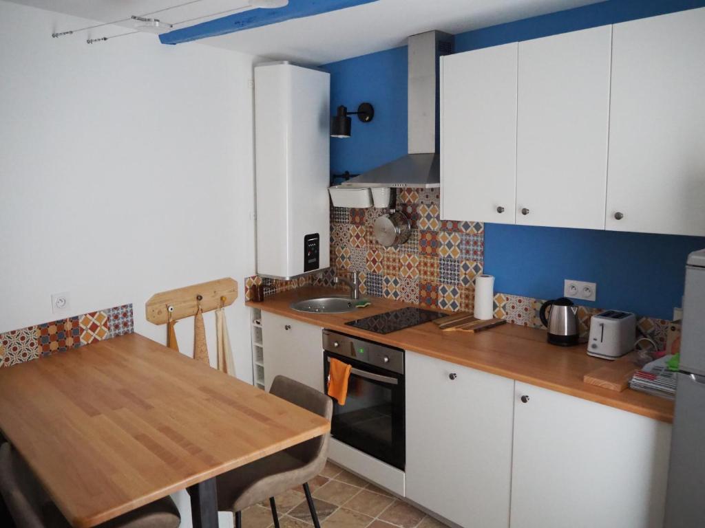 Kuchnia lub aneks kuchenny w obiekcie La Trémière, maison de village, sauna, vue garrigue