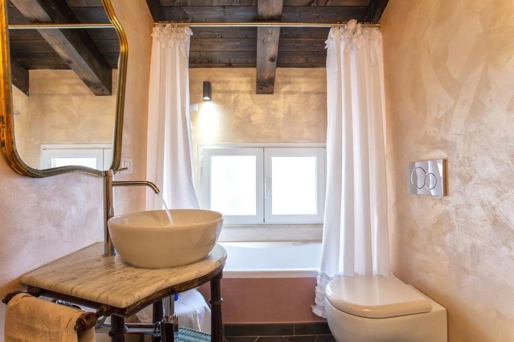 łazienka z umywalką i oknem w obiekcie Romantic House spettacolare vista mare unica nel suo genere w mieście Alghero
