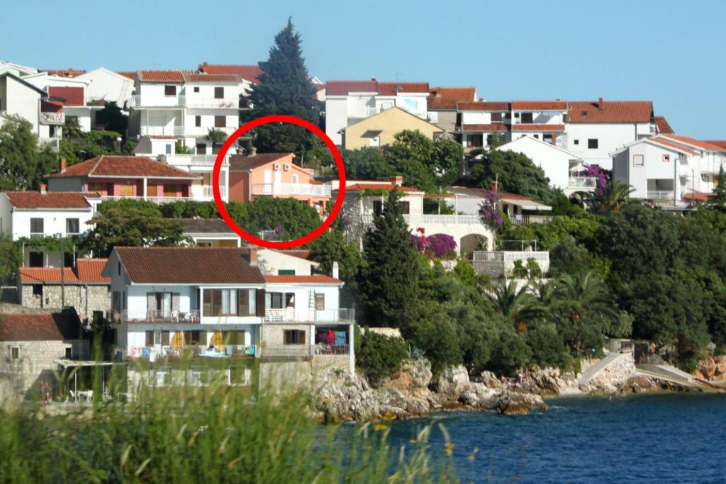 een huis op een heuvel naast het water bij Apartments by the sea Podaca, Makarska - 2695 in Podaca