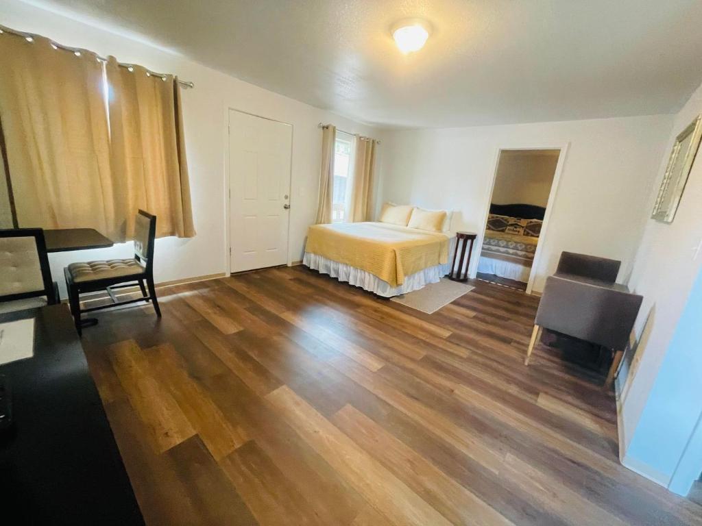 Postel nebo postele na pokoji v ubytování Riverfront Lodging
