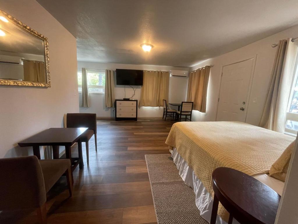Kuchyň nebo kuchyňský kout v ubytování Riverfront Lodging