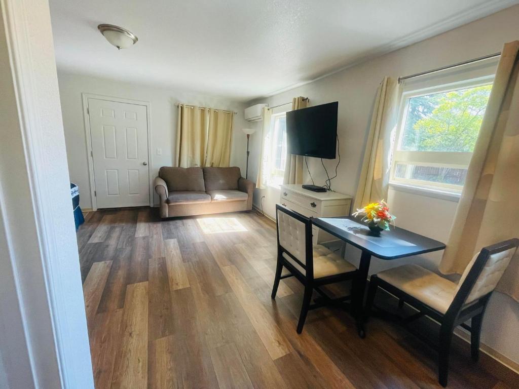 TV a/nebo společenská místnost v ubytování Riverfront Lodging