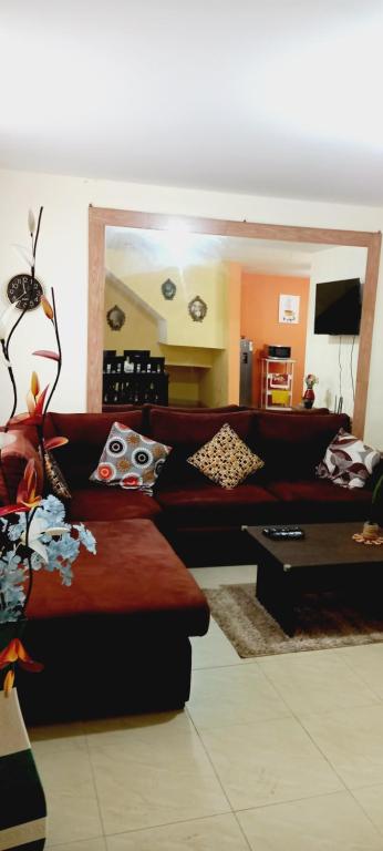 CHILL OUT في هوانتشاكو: غرفة معيشة مع أريكة وطاولة