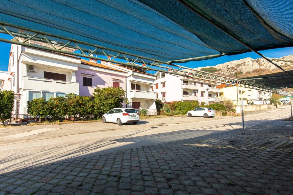 Zdjęcie z galerii obiektu Apartments with a parking space Baska, Krk - 19721 w Bašce