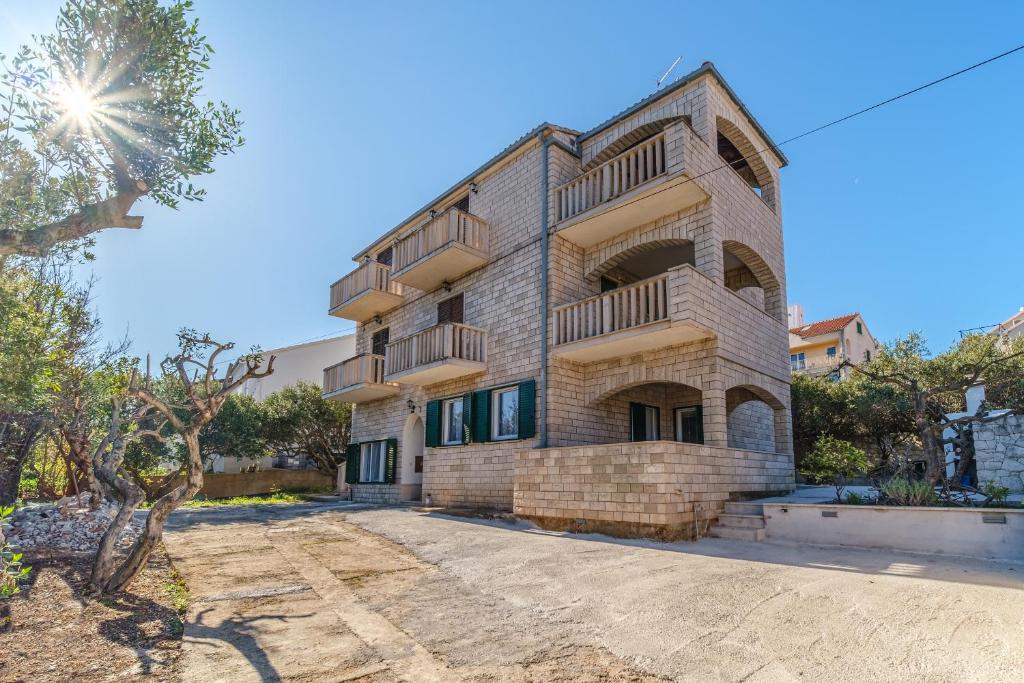 Το κτήριο όπου στεγάζεται  το διαμέρισμα