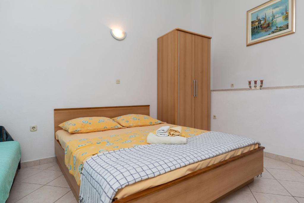 Posteľ alebo postele v izbe v ubytovaní Apartments by the sea Stanici, Omis - 19750