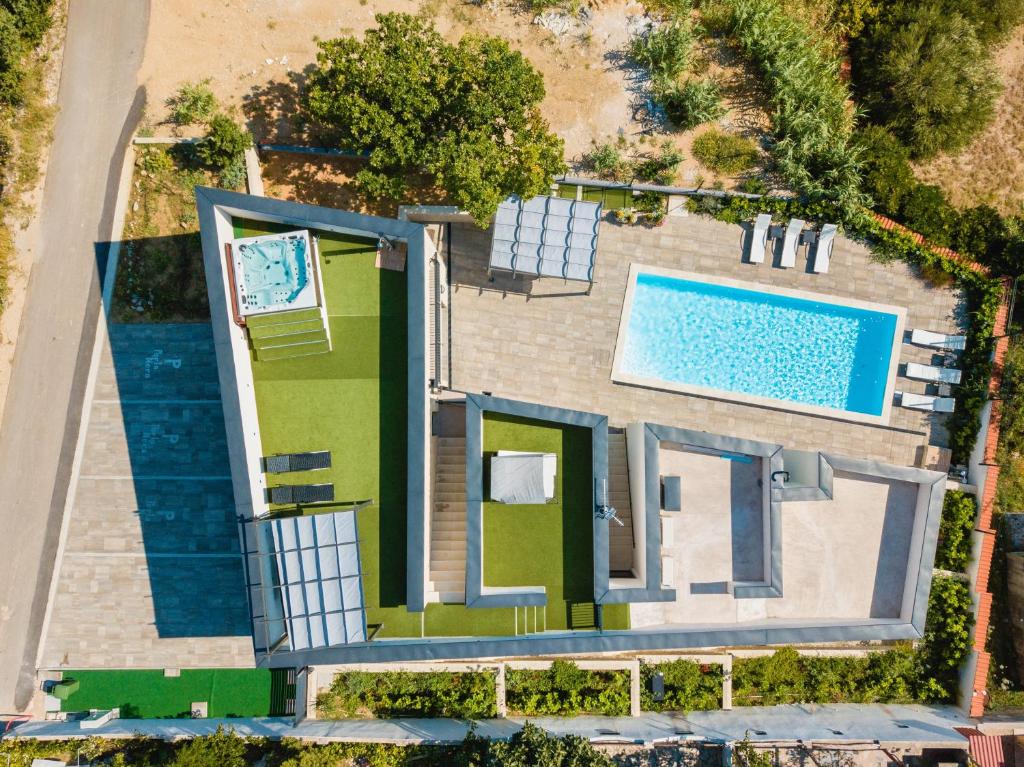 Bazén v ubytovaní Luxury villa with a swimming pool Bosana, Pag - 19824 alebo v jeho blízkosti