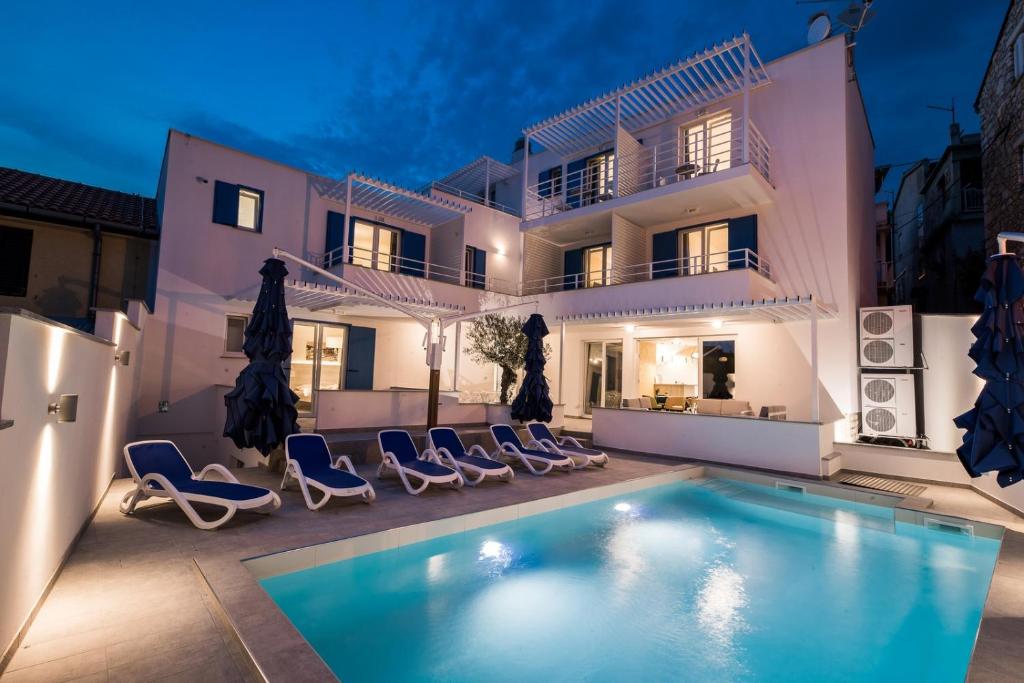 Bazén v ubytovaní Seaside apartments with a swimming pool Selce, Crikvenica - 19899 alebo v jeho blízkosti