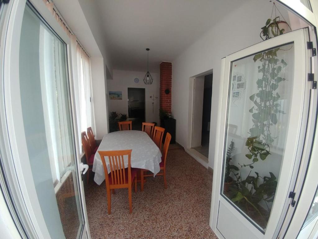 jadalnia ze stołem i krzesłami oraz oknem w obiekcie Apartments by the sea Cove Vela Stiniva, Hvar - 19895 w mieście Zastražišće