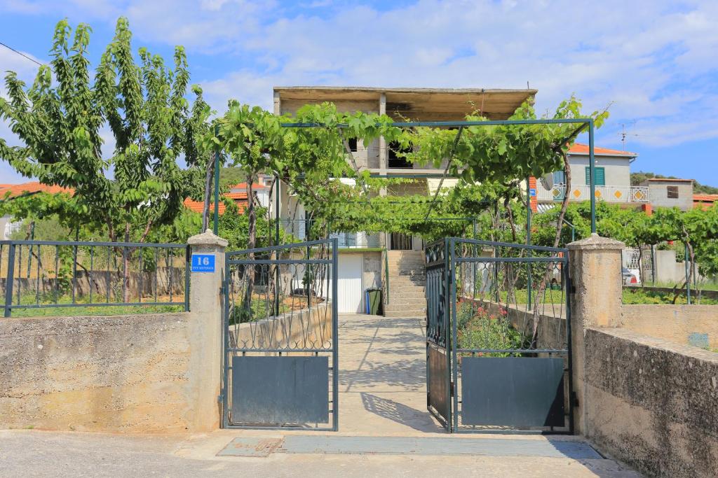 Budova, v ktorej sa apartmán nachádza