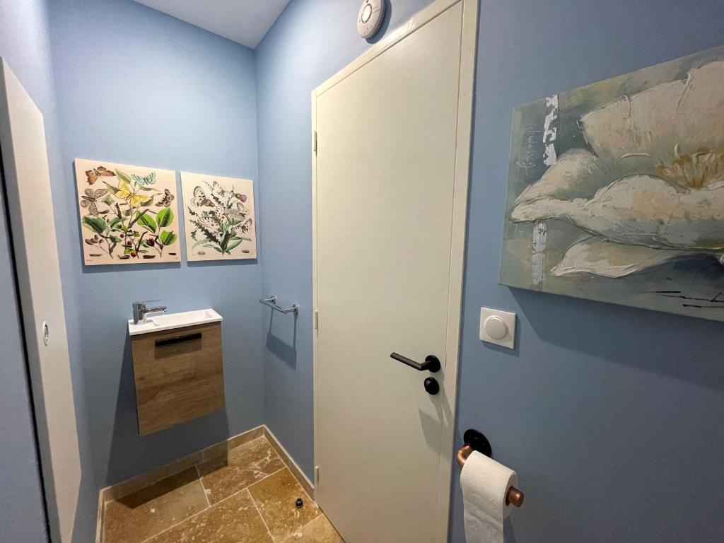 a bathroom with a toilet and a painting on the wall at Meublé de tourisme 4 étoiles Logis Riquet proche de Carcassonne in Caux-et-Sauzens