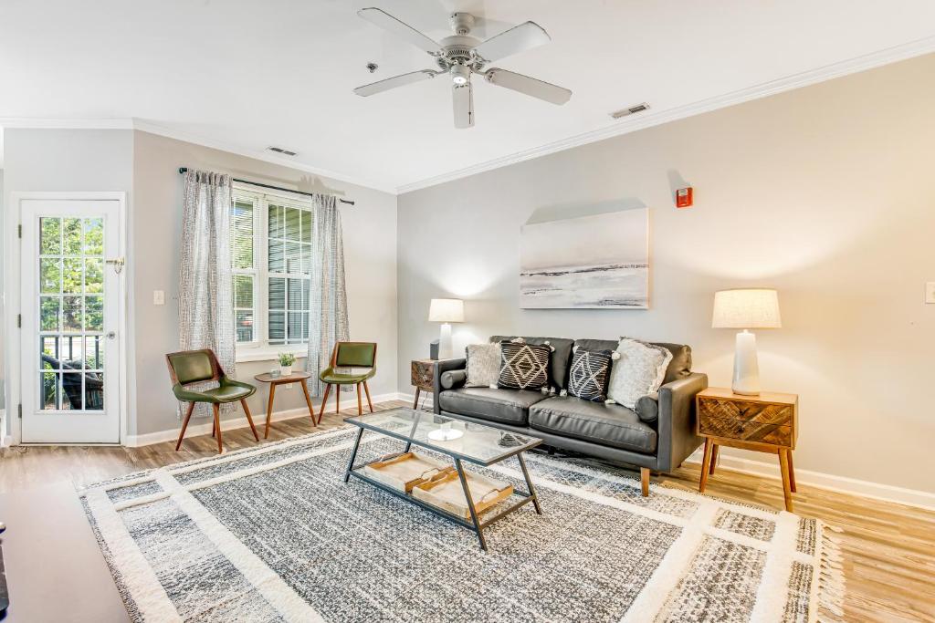 Posezení v ubytování Sandpiper Village --- 35552 E Atlantic Cir #101