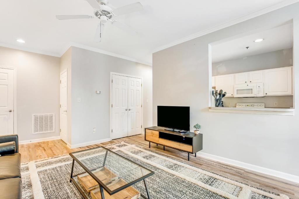 TV a/nebo společenská místnost v ubytování Sandpiper Village --- 35552 E Atlantic Cir #101