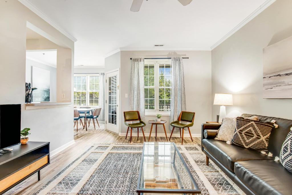 Posezení v ubytování Sandpiper Village --- 35552 E Atlantic Cir #101