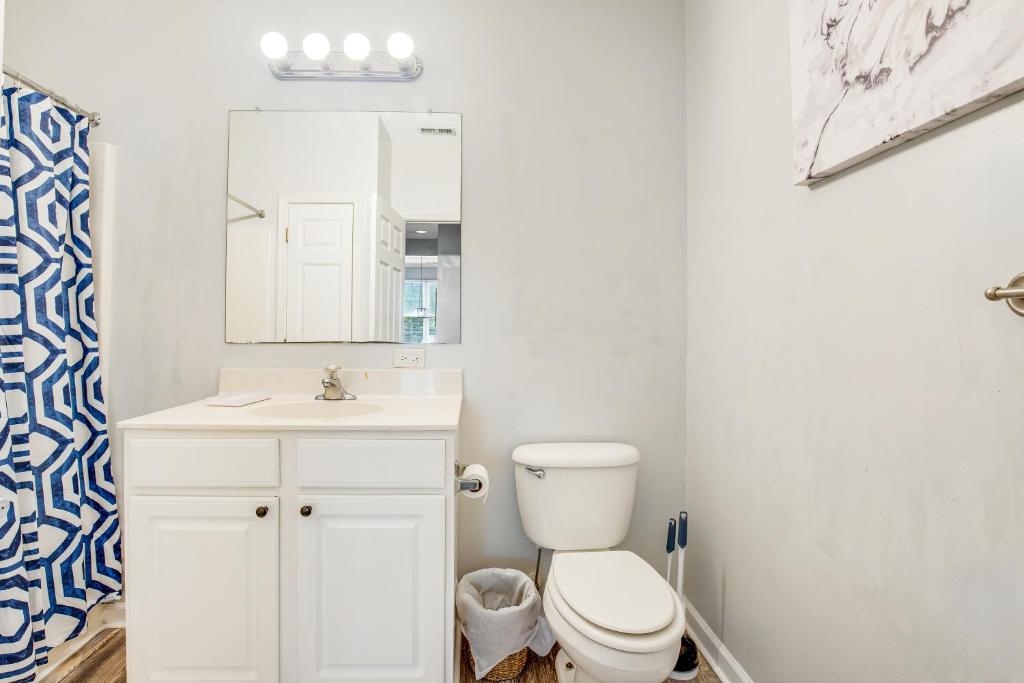 Koupelna v ubytování Sandpiper Village --- 35552 E Atlantic Cir #101