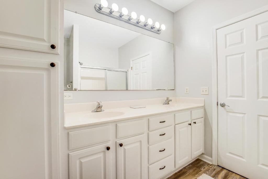 Koupelna v ubytování Sandpiper Village --- 35552 E Atlantic Cir #101