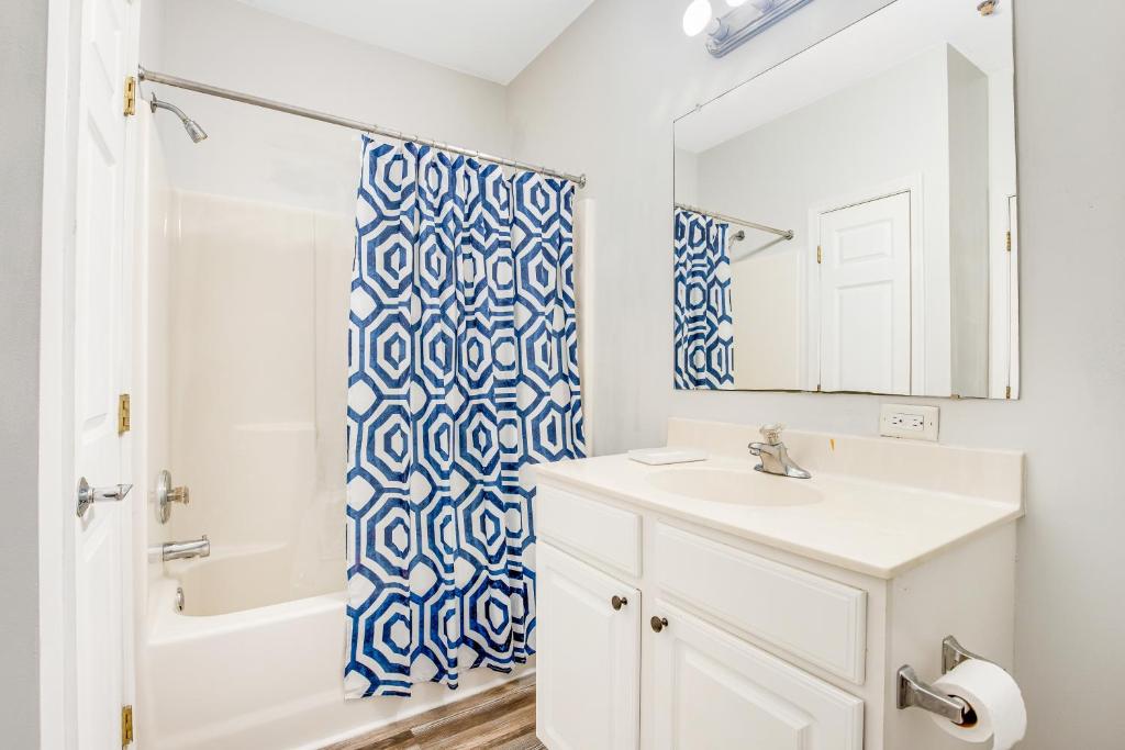 Koupelna v ubytování Sandpiper Village --- 35552 E Atlantic Cir #101