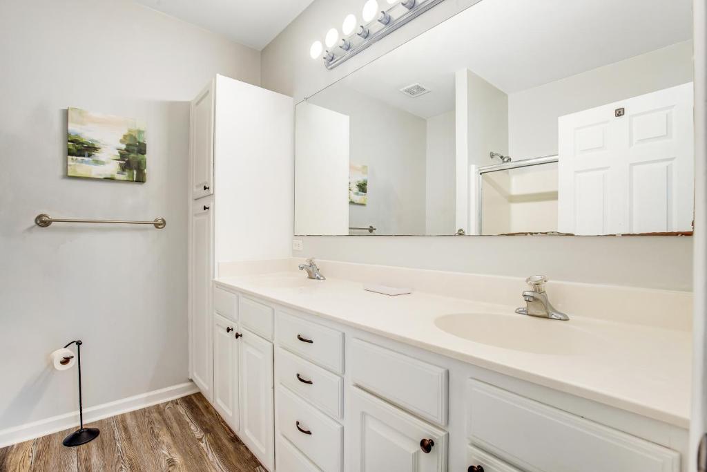 Koupelna v ubytování Sandpiper Village --- 35552 E Atlantic Cir #101