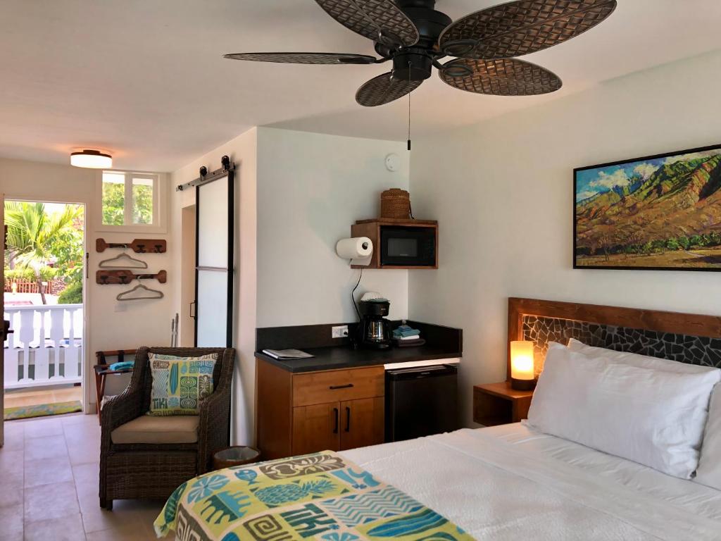Postel nebo postele na pokoji v ubytování Kona Tiki Hotel