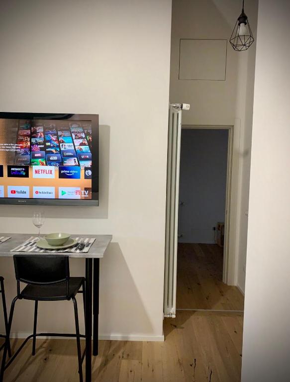 Televízia a/alebo spoločenská miestnosť v ubytovaní SuiteMilan133 - Navigli SantAgostino