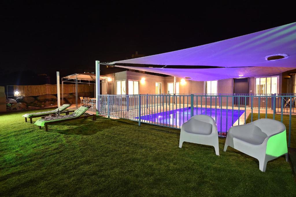 Bazén v ubytování shmulik's resort couples or families only nebo v jeho okolí