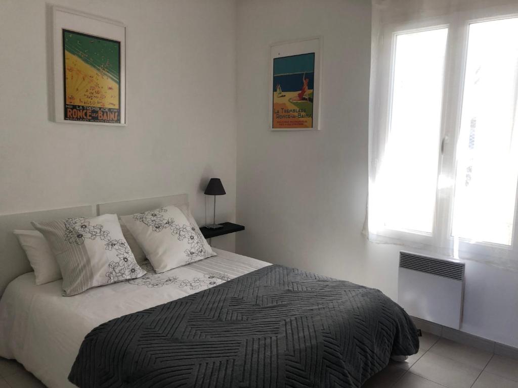 Ένα ή περισσότερα κρεβάτια σε δωμάτιο στο Joli appartement récent tout confort parking privé