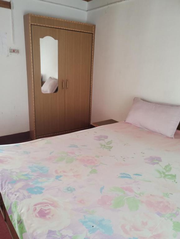Letto o letti in una camera di Gomang guest house Leh