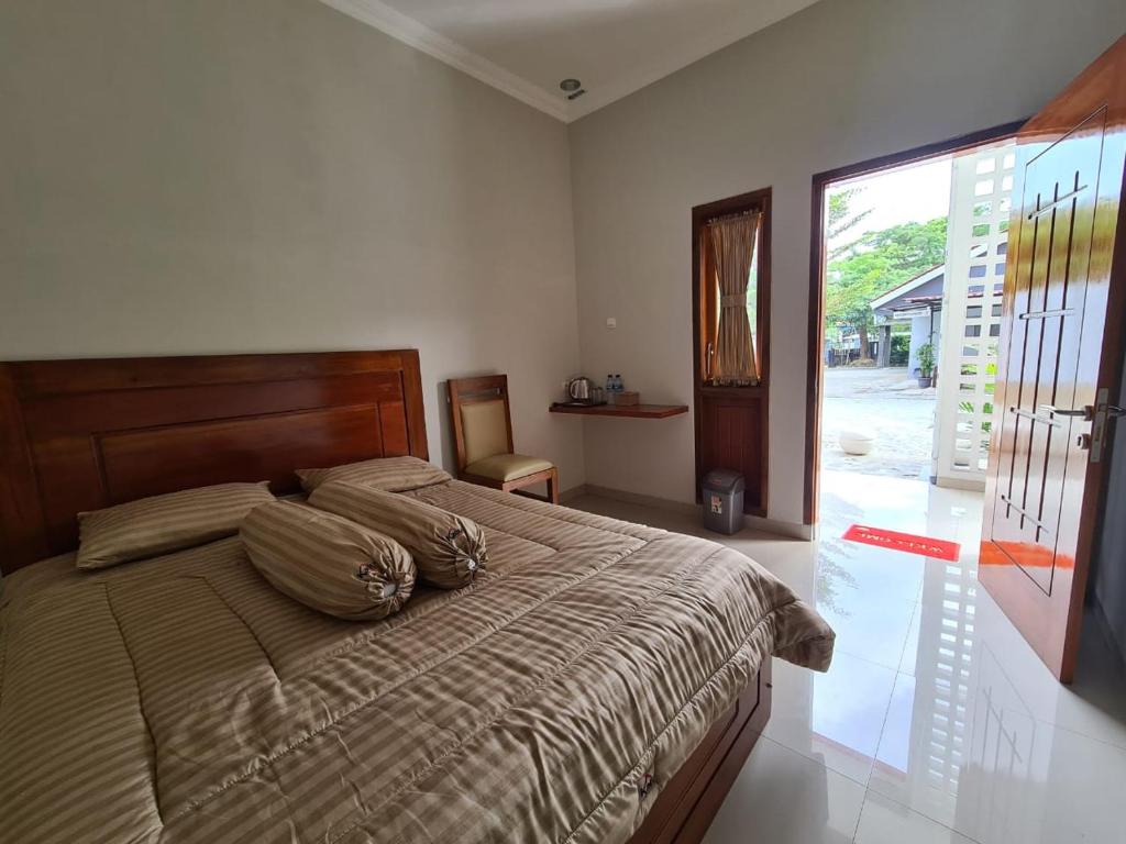 1 dormitorio con 1 cama con 2 almohadas en Hotel Kaliu, en Pacitan