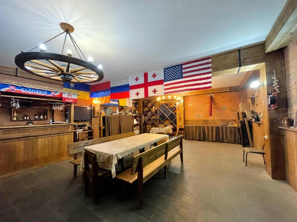 un comedor con una mesa y banderas americanas en la pared en GS Hotel, en Tiflis