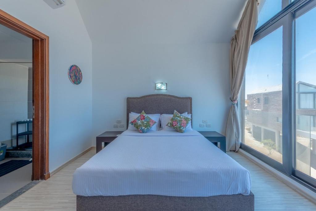 Postel nebo postele na pokoji v ubytování VESTA - Soma Bay Residence