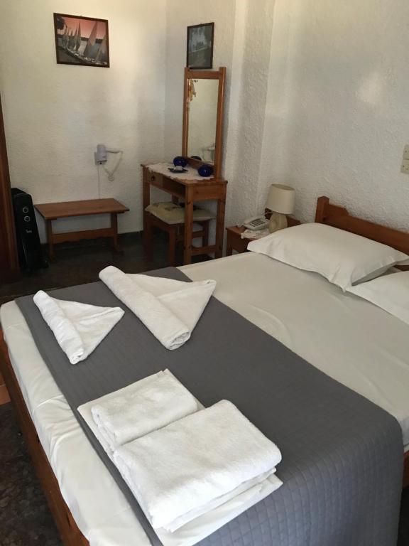 Łóżko lub łóżka w pokoju w obiekcie Chaliotis Apartments