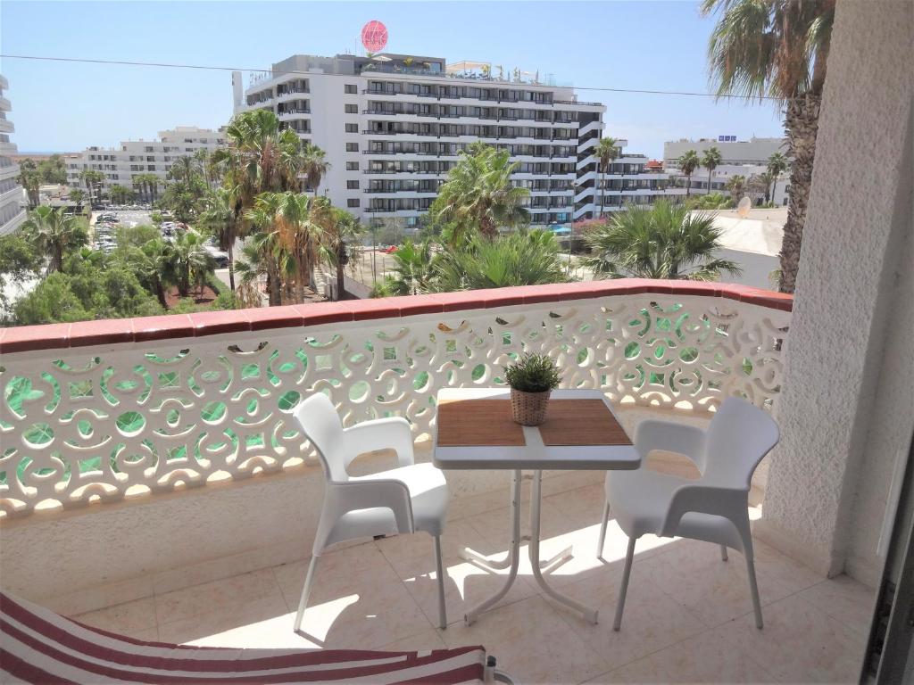 apartment with a large south-facing balcony, sea view and WIFI in Las Americas center - Housity