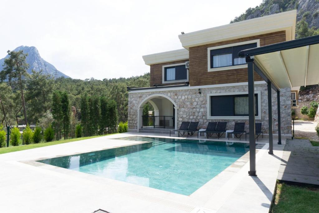 Antalya Silyan Villas في Gedeller: مسبح في الحديقة الخلفية للمنزل