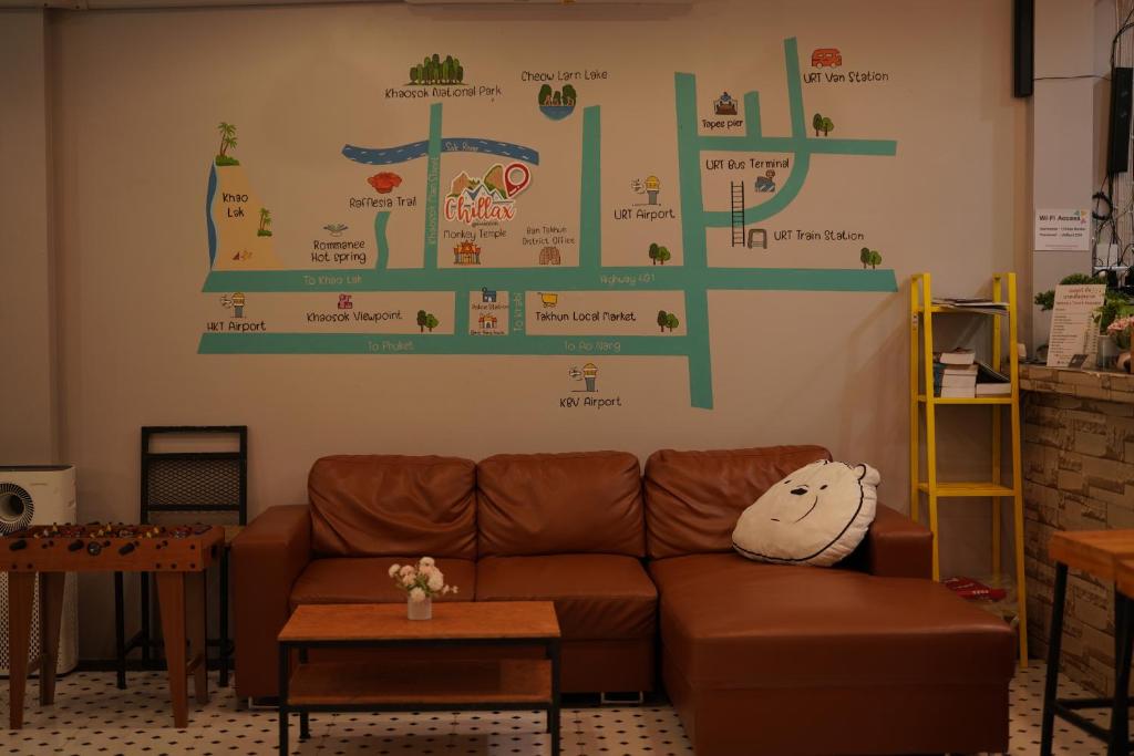 Posezení v ubytování Chillax Khaosok Hostel - SHA Certified