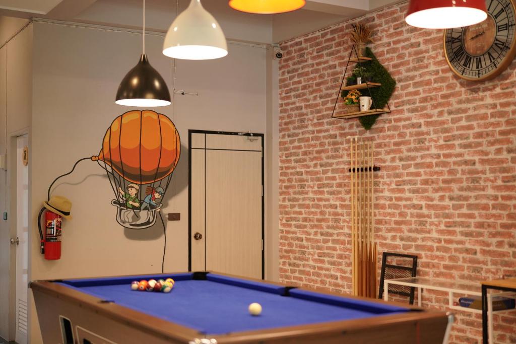 Biliár nebo kulečník v ubytování Chillax Khaosok Hostel - SHA Certified