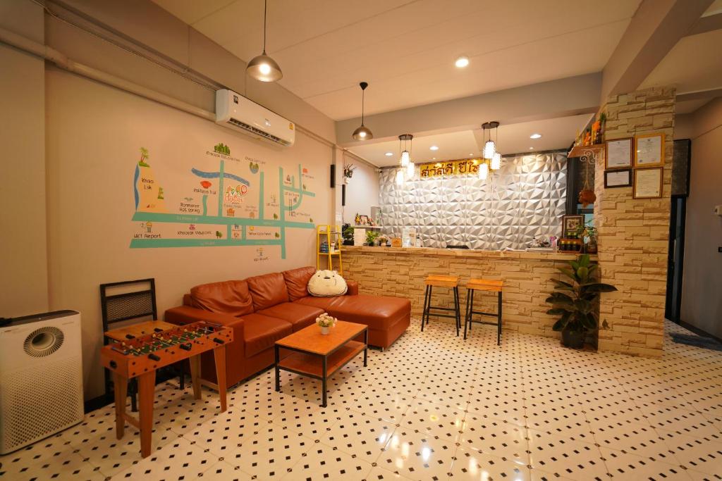 Posezení v ubytování Chillax Khaosok Hostel - SHA Certified