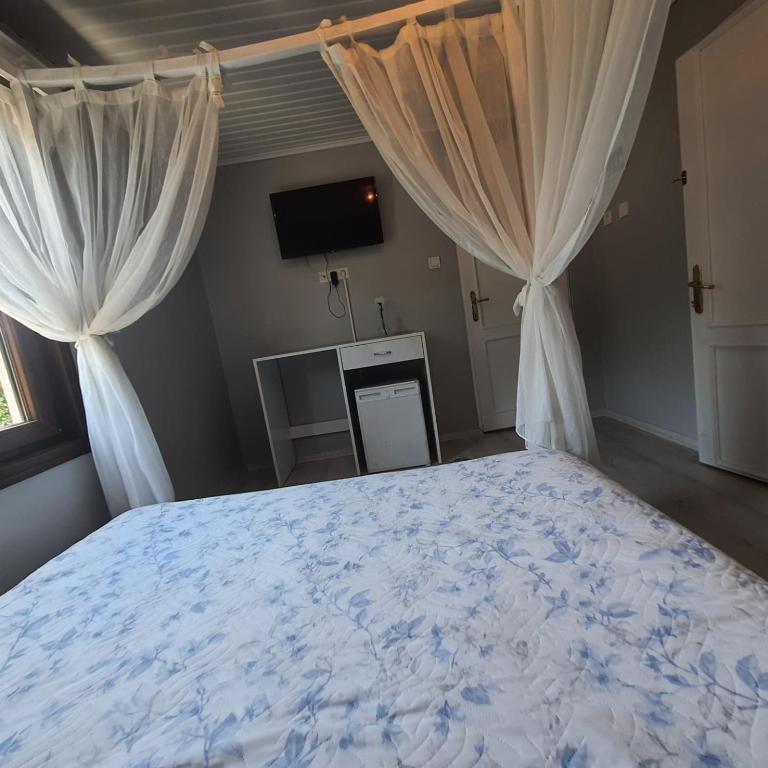 Postel nebo postele na pokoji v ubytování BEYAZEV BUTİK OTEL MAŞUKİYE