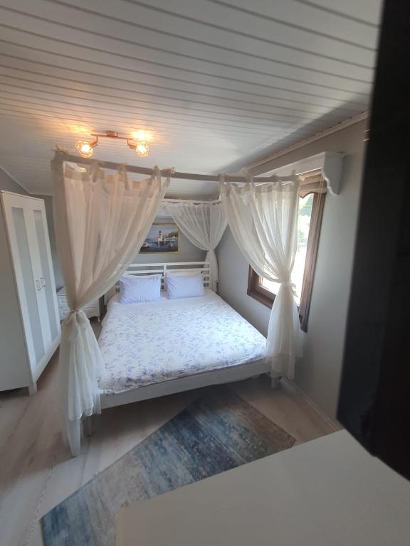 Postel nebo postele na pokoji v ubytování BEYAZEV BUTİK OTEL MAŞUKİYE