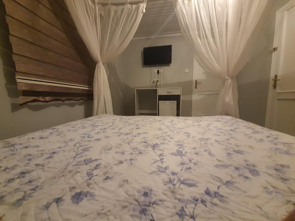 Postel nebo postele na pokoji v ubytování BEYAZEV BUTİK OTEL MAŞUKİYE
