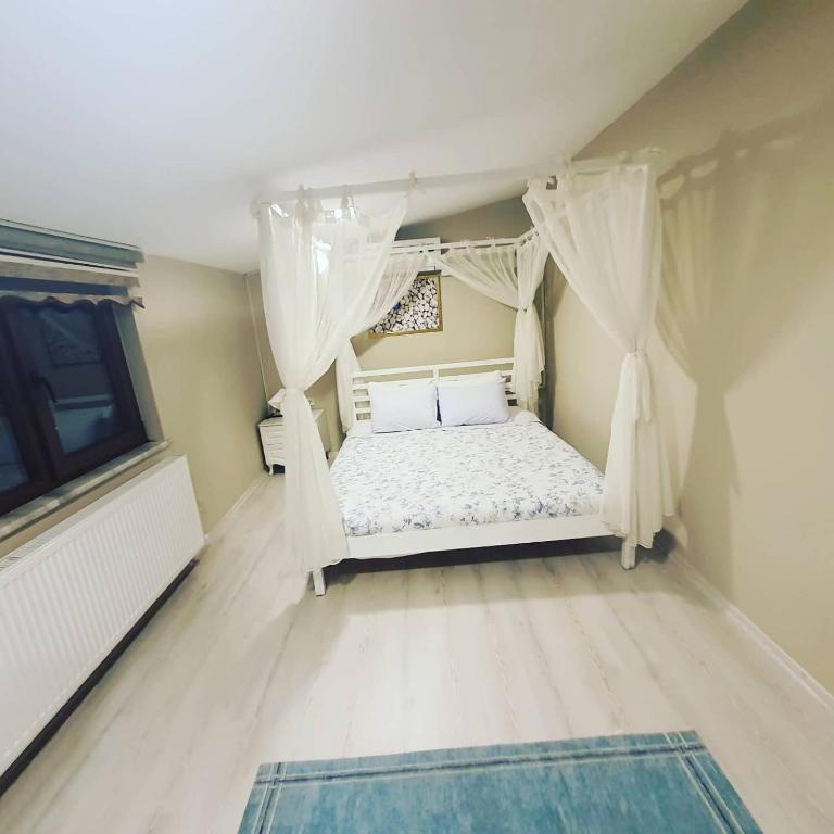 Postel nebo postele na pokoji v ubytování BEYAZEV BUTİK OTEL MAŞUKİYE