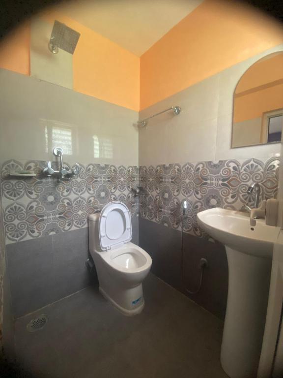 un bagno con un water e un lavandino di Thanapati Guesthouse a Pokhara