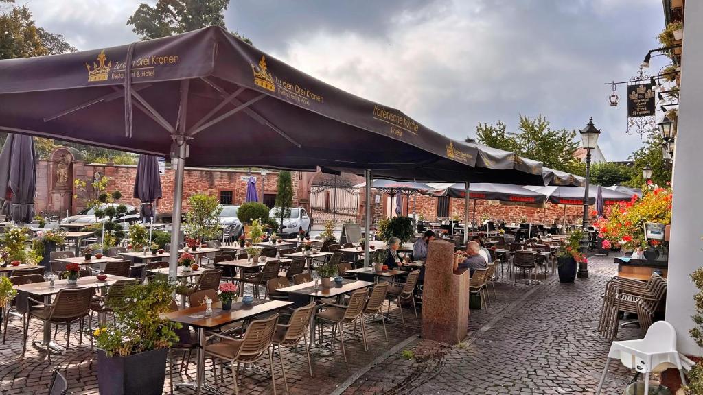 Restaurace v ubytování Hotel Zu den Drei Kronen