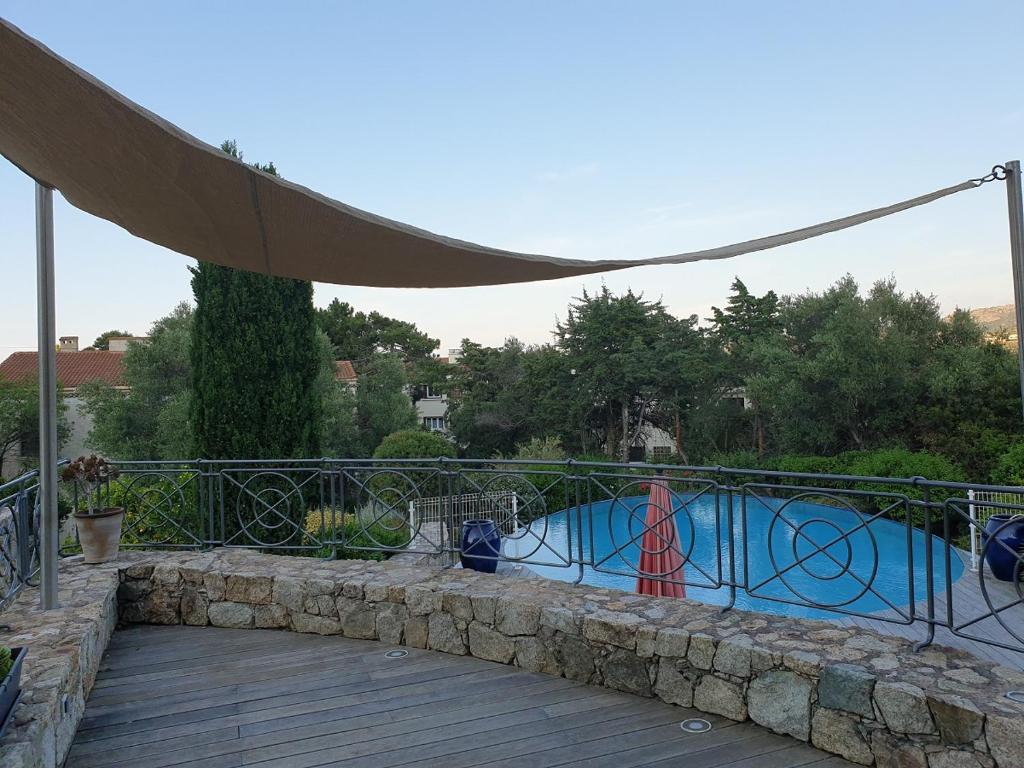 une piscine avec une clôture à côté dans l'établissement Villa Athena, à LʼÎle-Rousse