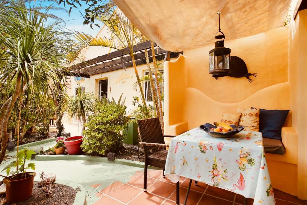 a patio with a table and chairs in a courtyard at Casa Verde in Teguise