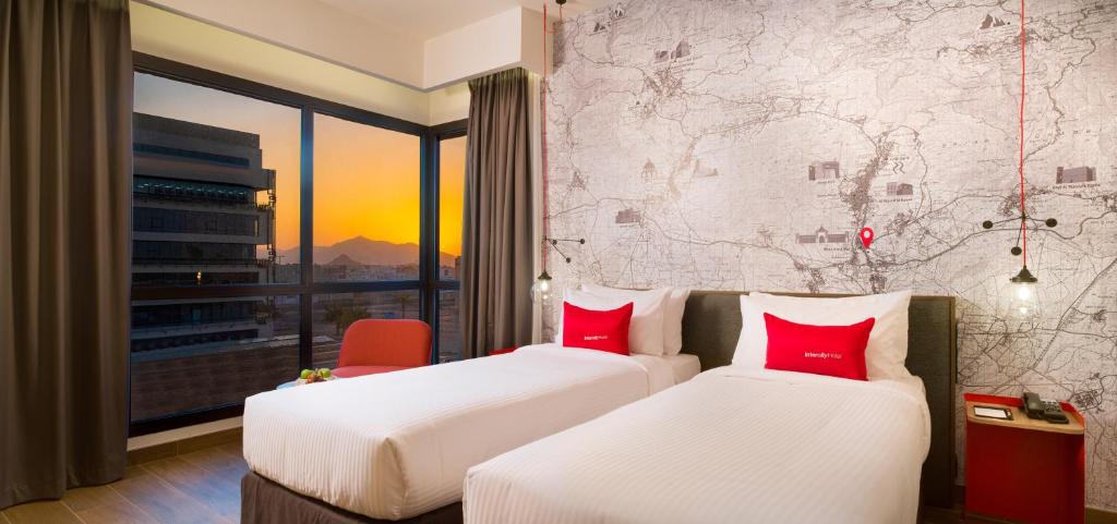 Postel nebo postele na pokoji v ubytování IntercityHotel Nizwa