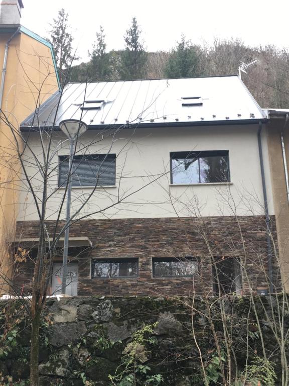 Byggingin sem sumarhúsið er í