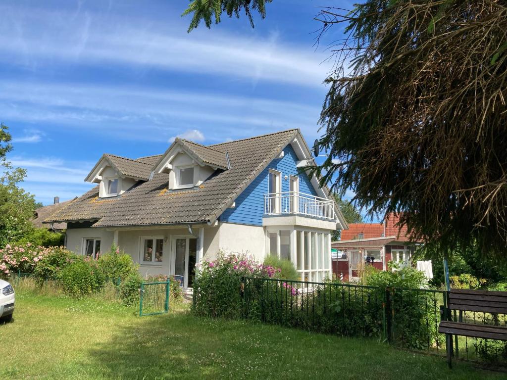 Ferienhaus am Wasser im Grünen - Housity