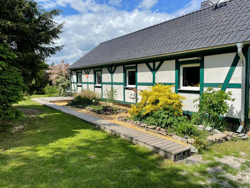 ein Haus mit Garten davor in der Unterkunft Ferienhaus Gerswalde in Gerswalde