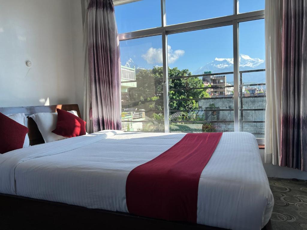 Rúm í herbergi á Pokhara Backpackers Hostel