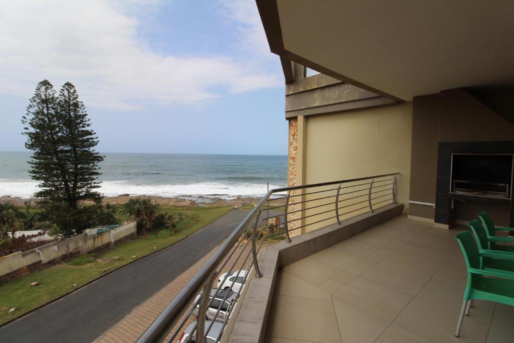 einen Balkon eines Gebäudes mit Meerblick in der Unterkunft Saints View Resort Unit 23 in Uvongo Beach